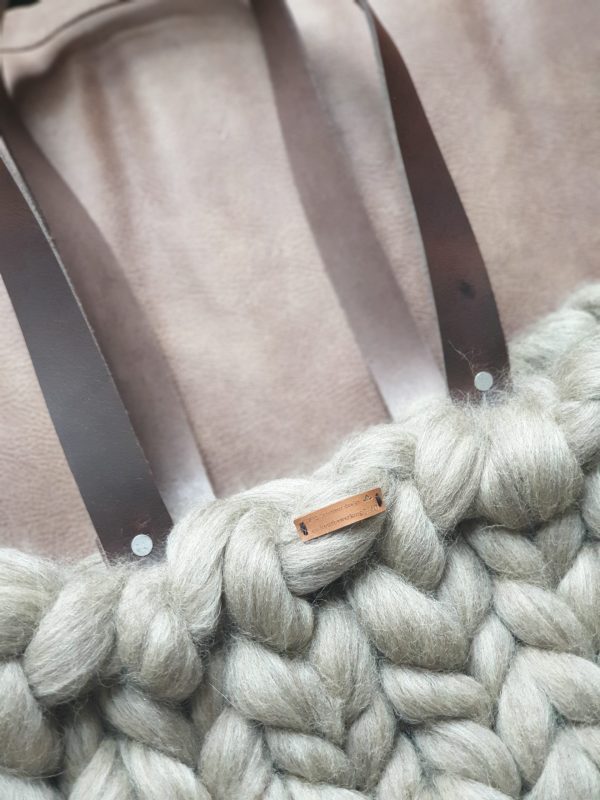 Handtas van zuivere Merino schapenwol in verschillende kleuren met leren hengels. Greige
